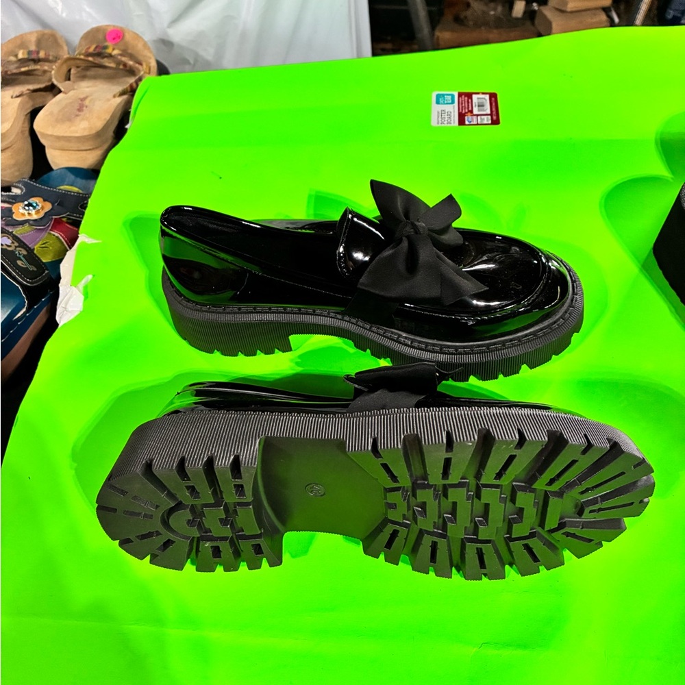 Elegant Black Loafers with Bow - Picture 2 of 3